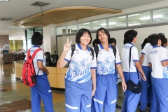 บรรยากาศการนำชมห้องสมุด