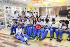 บรรยากาศการนำชมห้องสมุด