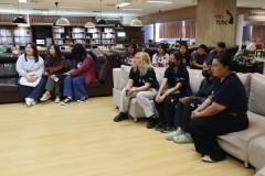 25670426-visitor-007