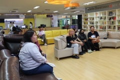 25670426-visitor-009