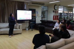 25670426-visitor-011