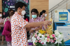 Carrying-on-Songkran-traditions-11