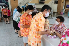 Carrying-on-Songkran-traditions-18