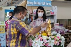 Carrying-on-Songkran-traditions-23