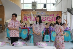 Carrying-on-Songkran-traditions-31