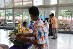 Carrying-on-Songkran-traditions-41