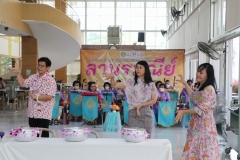 Carrying-on-Songkran-traditions-54