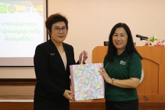 25670320-visitor-009