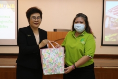 25670320-visitor-010