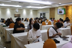 25670320-visitor-020