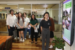 25670320-visitor-026