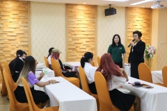 25670320-visitor-040