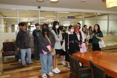 25670320-visitor-060