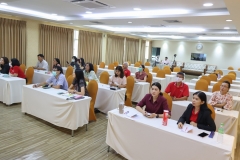 25670321-visitor-008