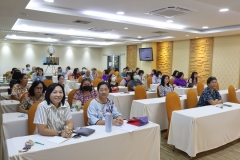 25670426-meeting-016