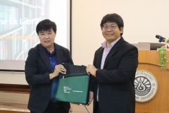 25670319-visitor-021