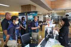 25670319-visitor-043