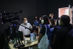 25670319-visitor-070