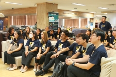 25660904-visitor-005