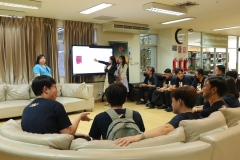 25660904-visitor-007