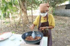 25690407-food-102
