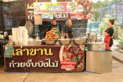 25690720-store-008
