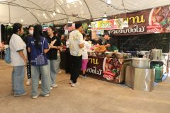 25690720-store-013