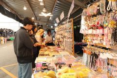 25690720-store-016