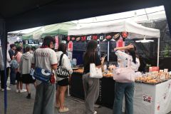 25690720-store-020