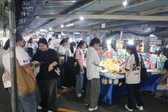 25690720-store-023