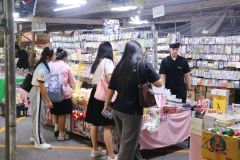 25690720-store-024