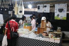 25690720-store-025