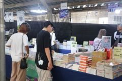 25690720-store-026