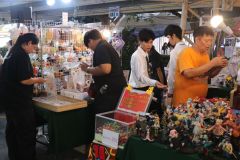 25690720-store-028