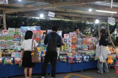 25690720-store-029