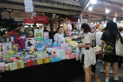 25690720-store-030