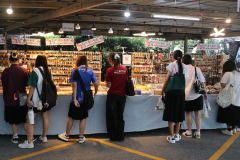 25690720-store-031