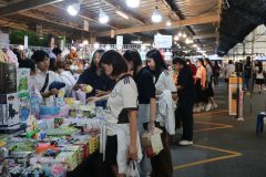 25690720-store-032