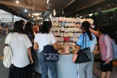 25690720-store-033