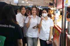 25690720-store-035