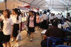 25690720-store-038