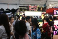 25690720-store-039