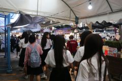 25690720-store-040