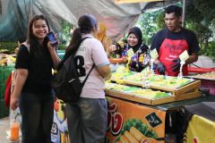25690720-store-046