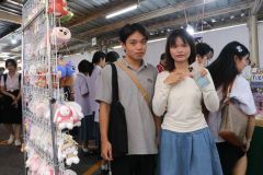 25690720-store-055