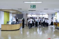 25690723-visit-044