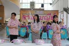 Carrying-on-Songkran-traditions-58